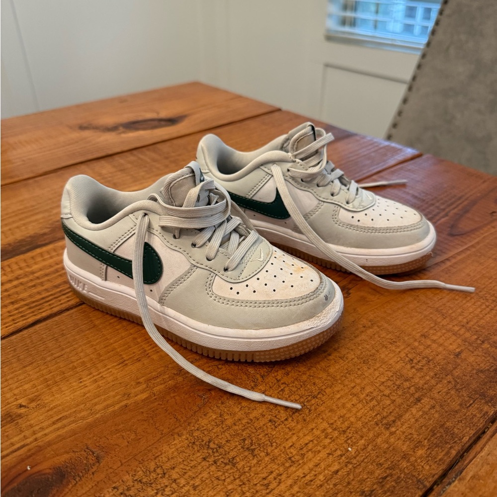 Nike Kids Low-Top Sneakers in White, Light Gray and Dark Green